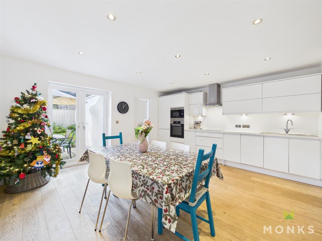 Property photo 2 of 19 Cam01420G0-Pr0808-Still004.Jpg