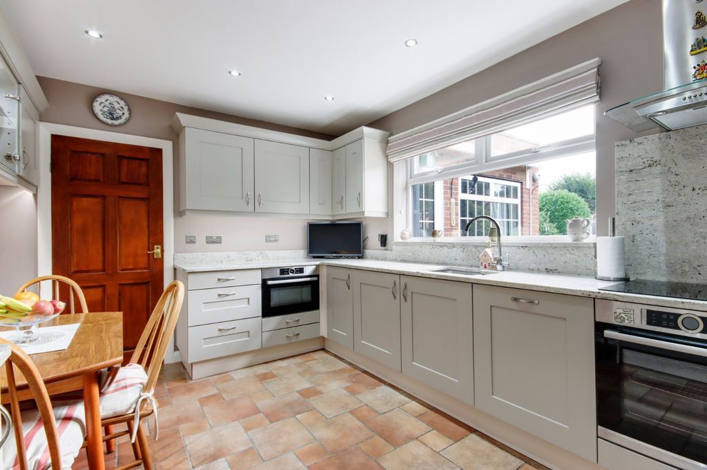 Property photo 3 of 18 Kitchen
