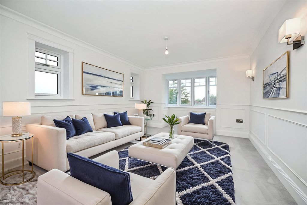 Property photo 2 of 36 Lounge