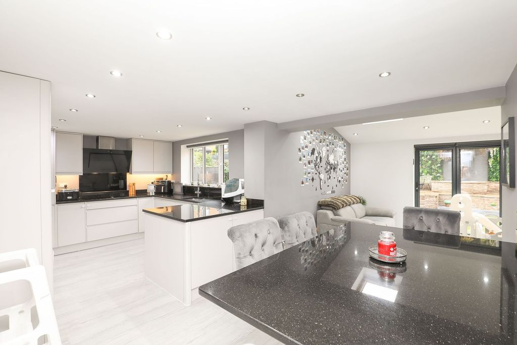 Property photo 3 of 32