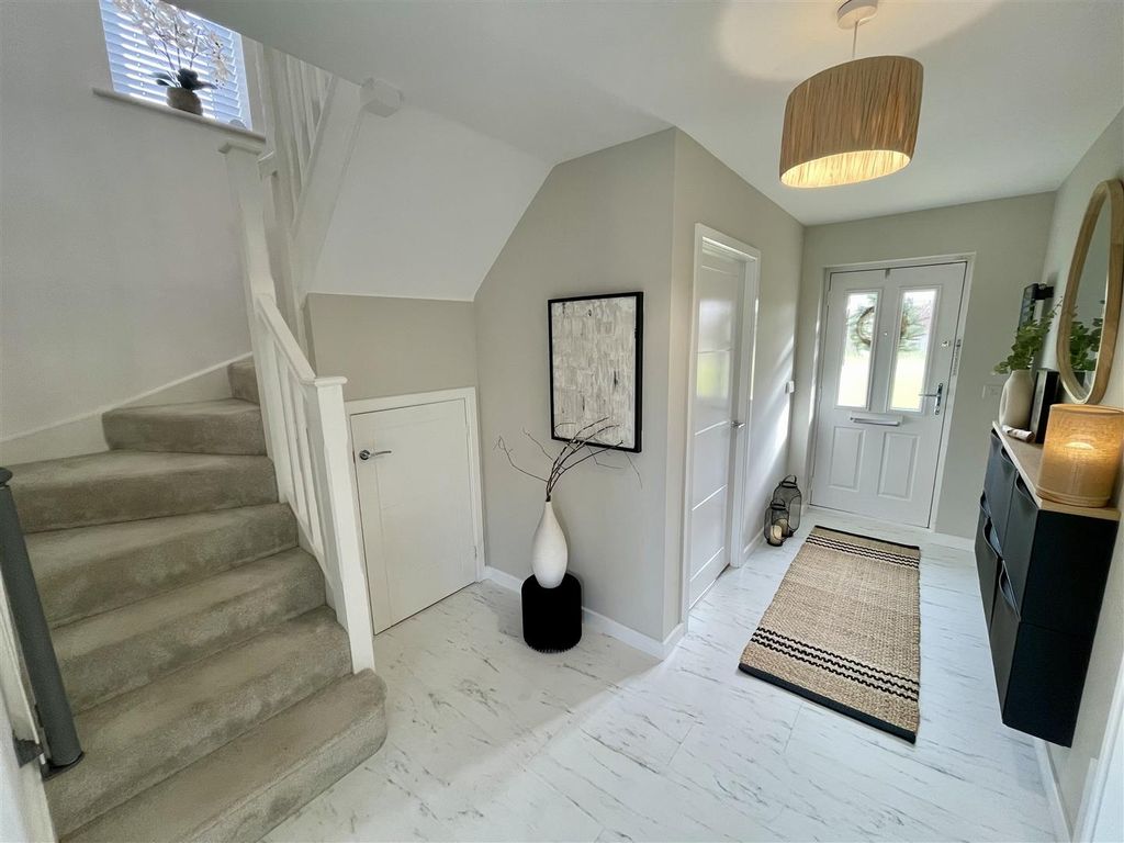 Property photo 2 of 26 Entrance Hall