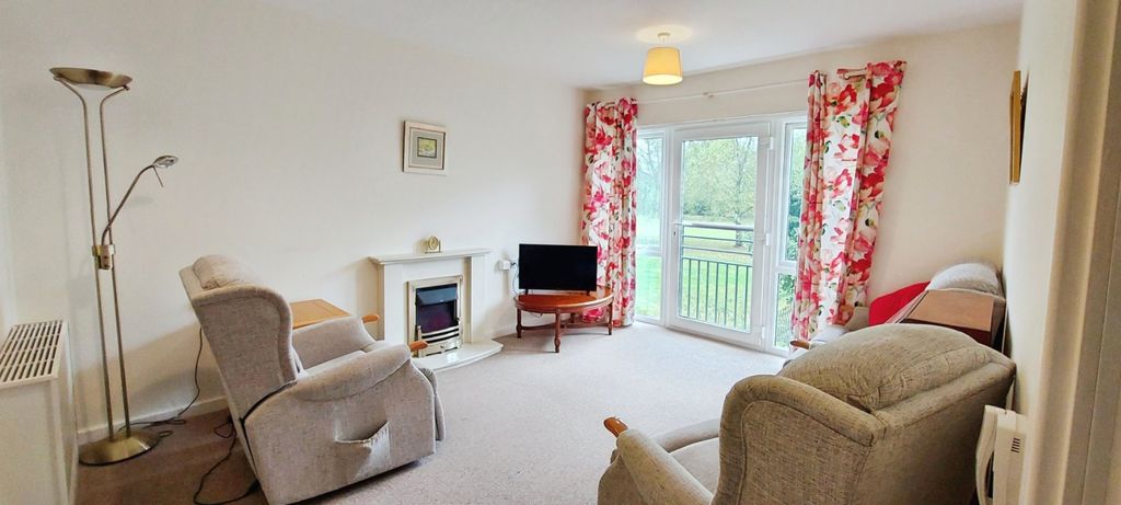 Property photo 3 of 14 Lounge