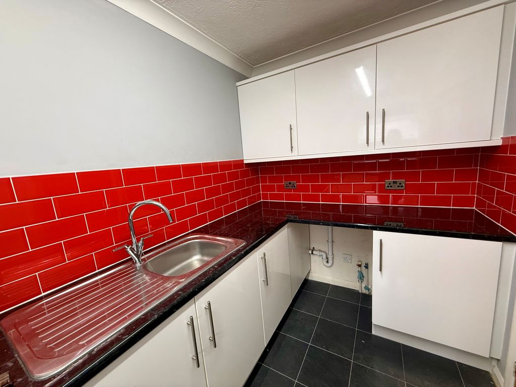 Property photo 1 of 4 Kitchen