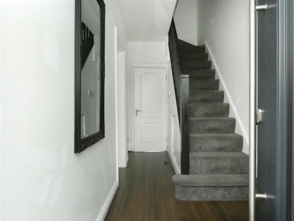 Property photo 3 of 22 Entrance Hall