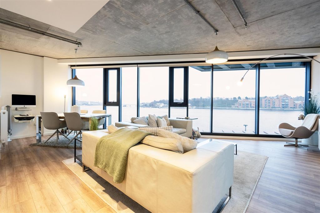 Property photo 3 of 8 Living Room / Diner