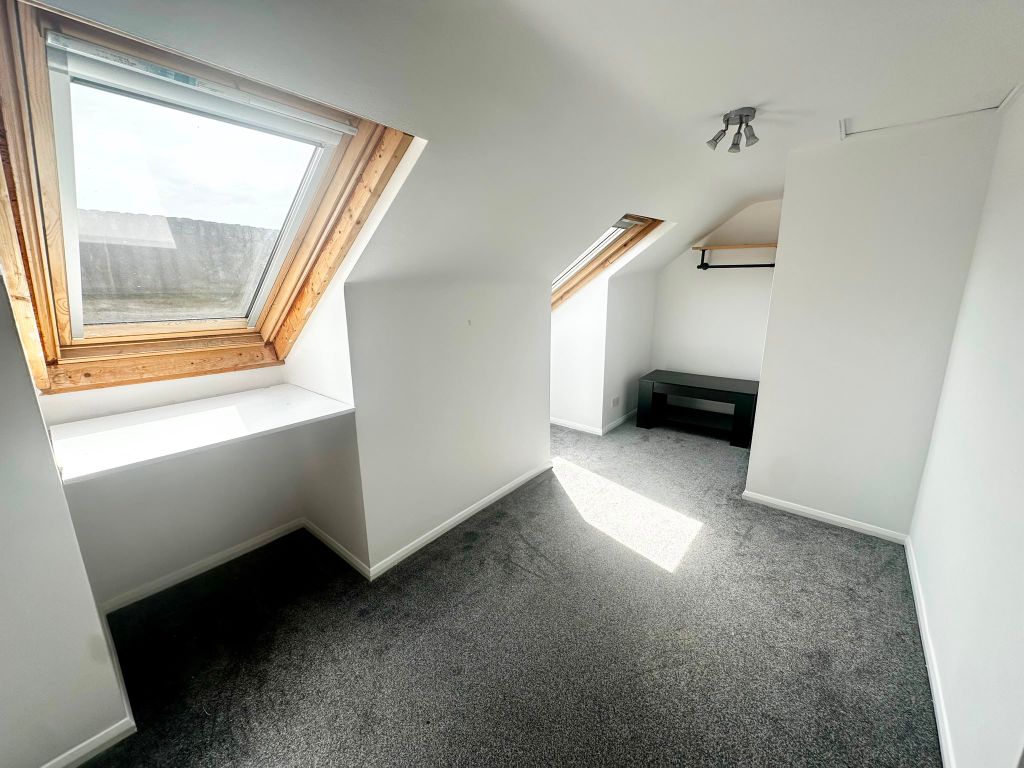 Property photo 1 of 17 Large Loft Room - £995