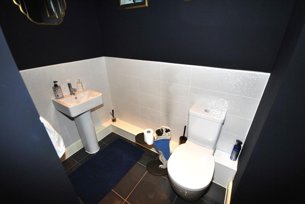 Property photo 3 of 10 Cloakroom