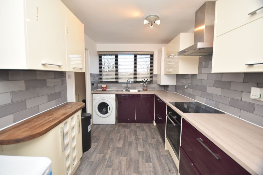 Property photo 2 of 10 Kitchen