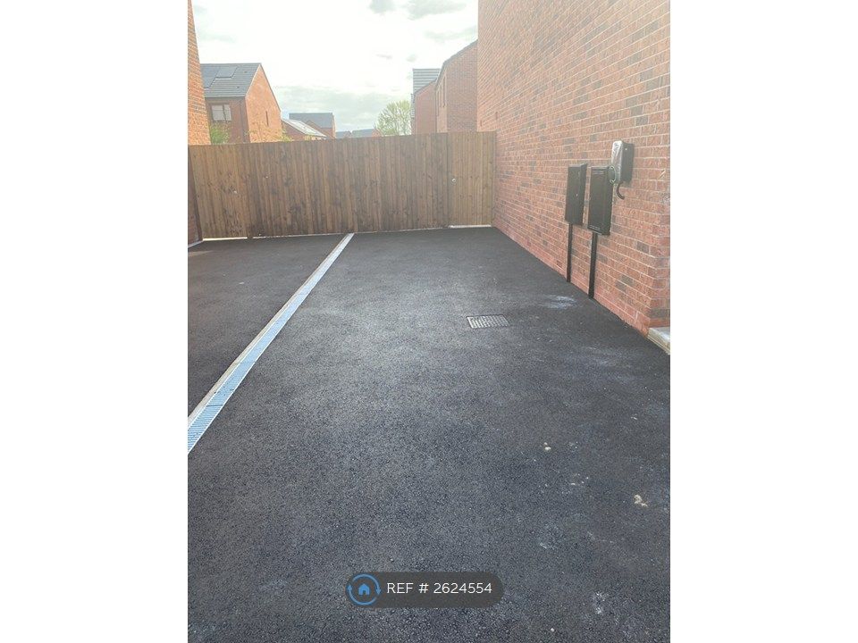 Property photo 2 of 3 Driveway