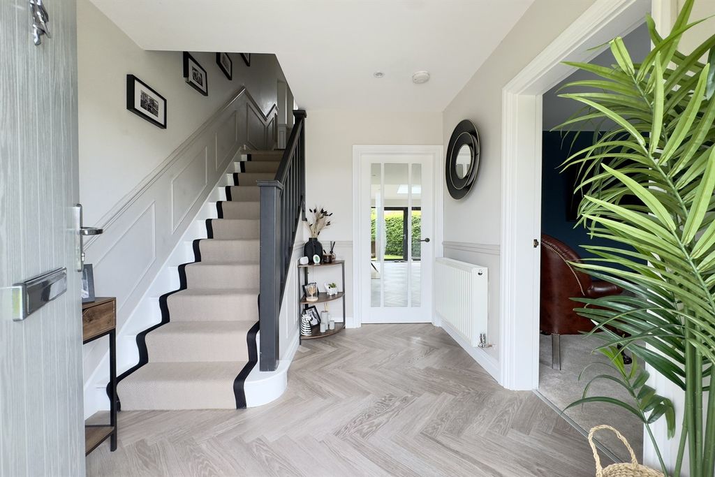 Property photo 2 of 23 Entrance Hall