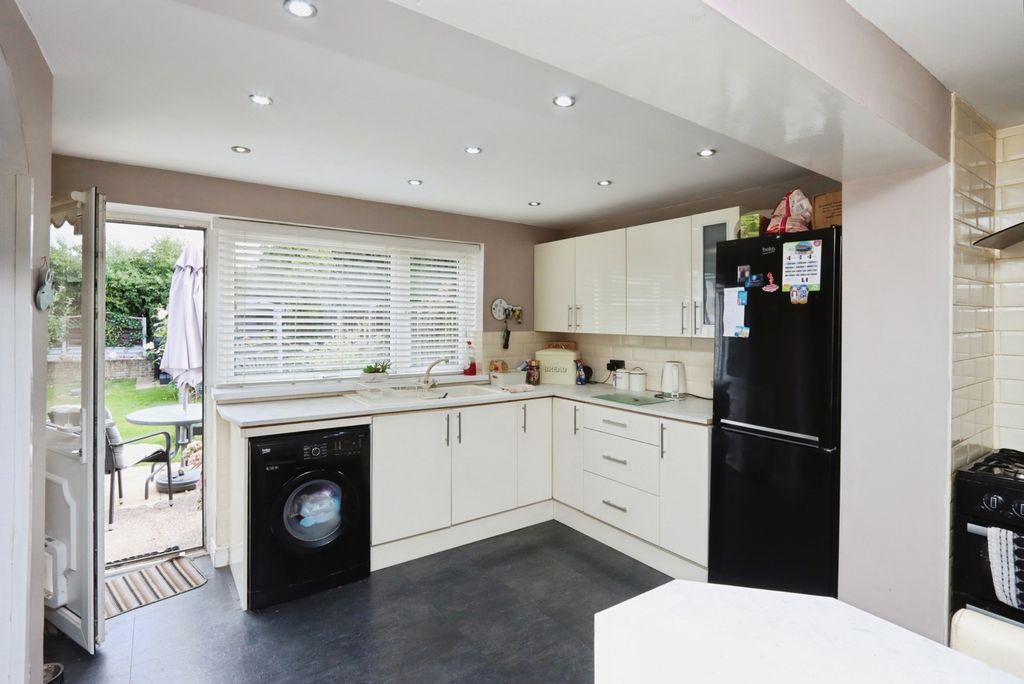 Property photo 3 of 17 Kitchen