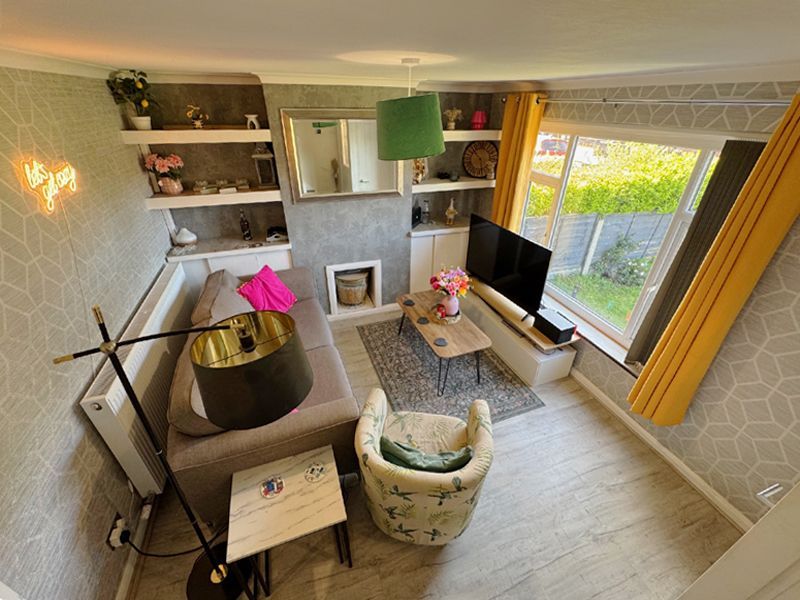 Property photo 3 of 32 Lounge