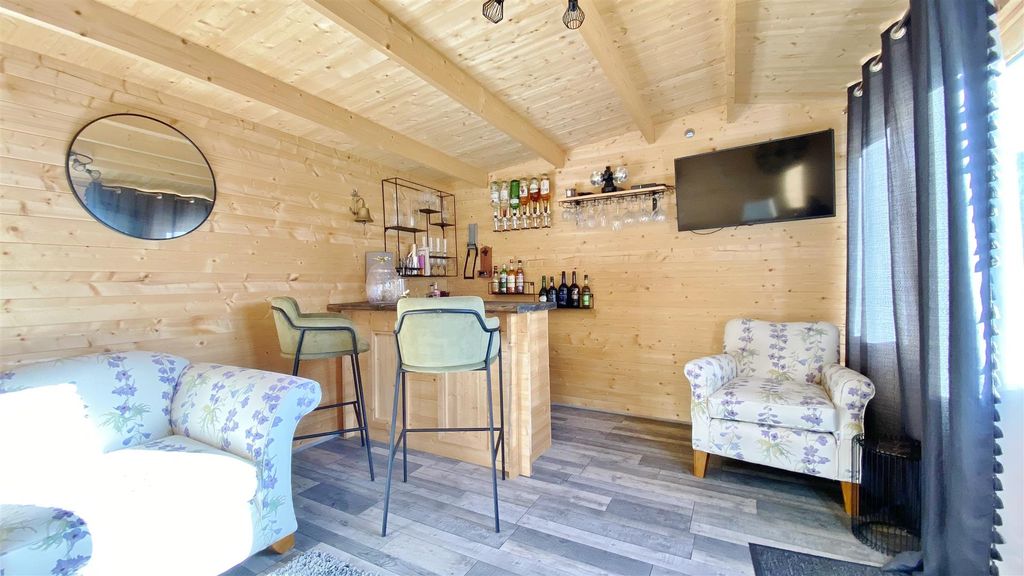 Property photo 3 of 23 Summer House/Bar