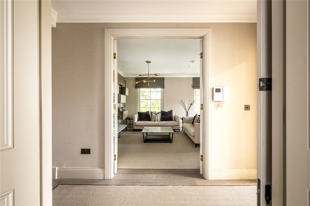 Property photo 3 of 12 Hallway/Reception