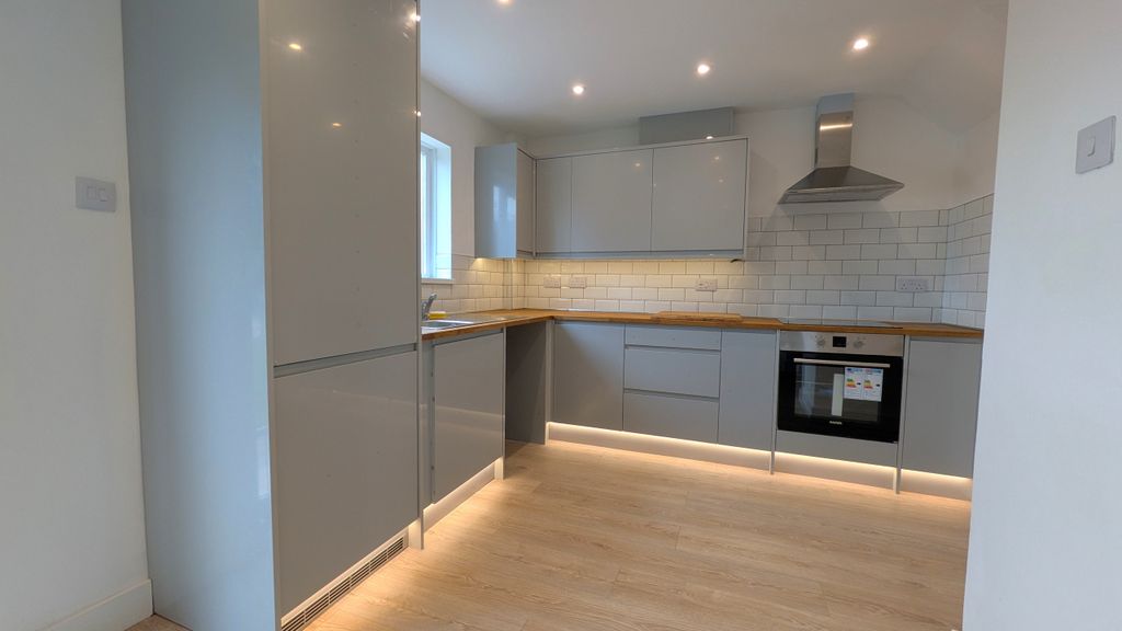 Property photo 3 of 19 Kitchen