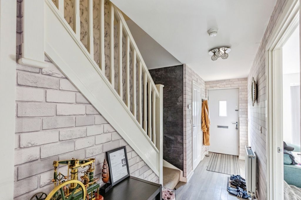 Property photo 2 of 17 Entrance Hall
