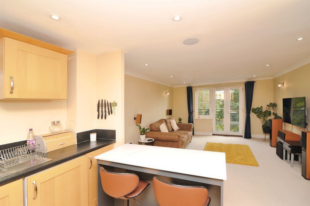 2 bed flat for saleCooden Ledge, St. Leonards-On-Sea TN38 photo 5