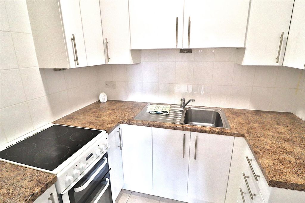 Property photo 3 of 9 Kitchen