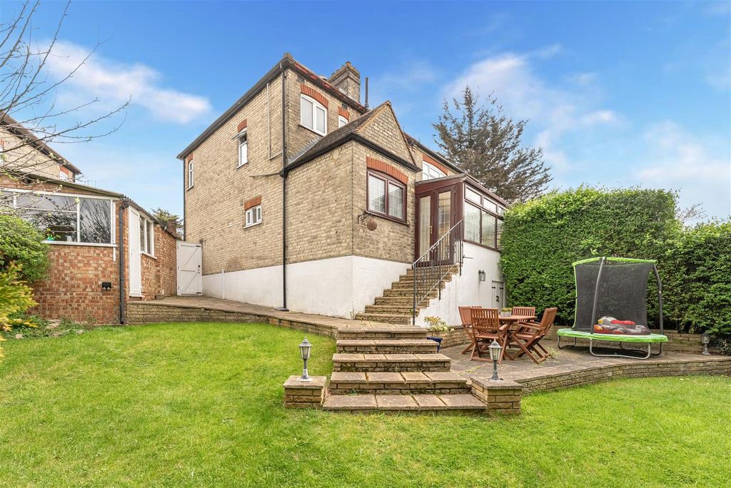 Property photo 3 of 28 Frinton Drive, Ig8