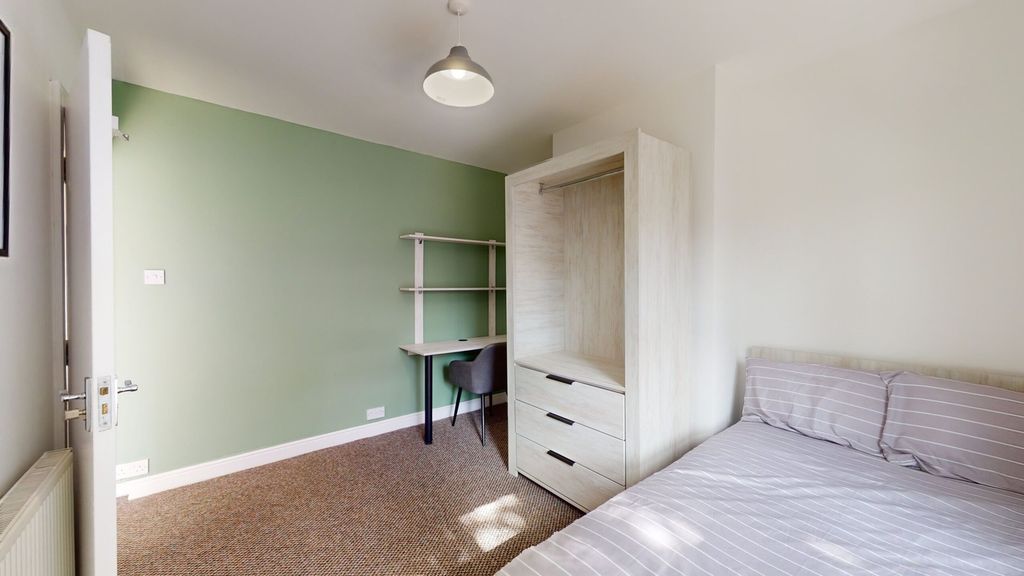 Property photo 3 of 15 A Bright And Tidy Double Bedroom Featuring A Comfo...