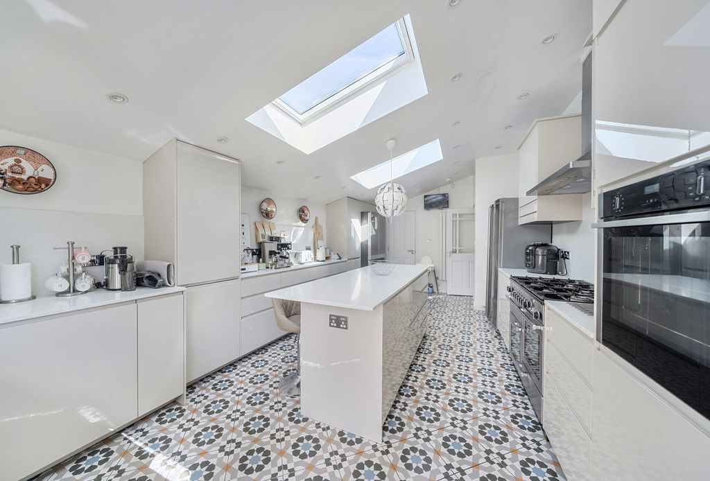 Property photo 2 of 14 1348053-19-68Bac5...