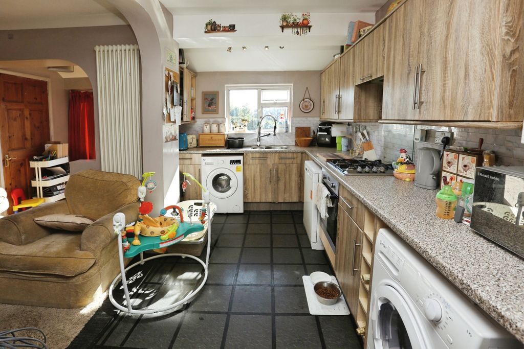 Property photo 2 of 20