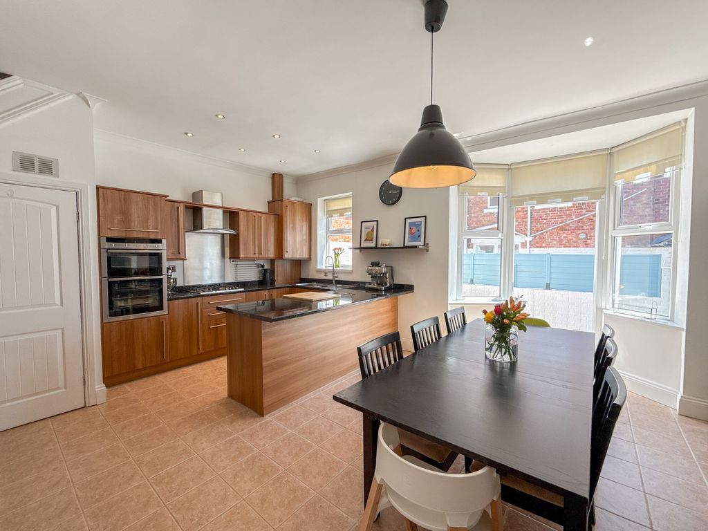 Property photo 3 of 12 Dining Kitchen