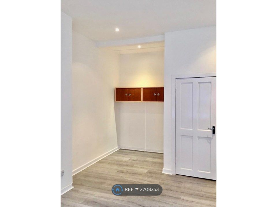 Property photo 2 of 6 Bedroom Area