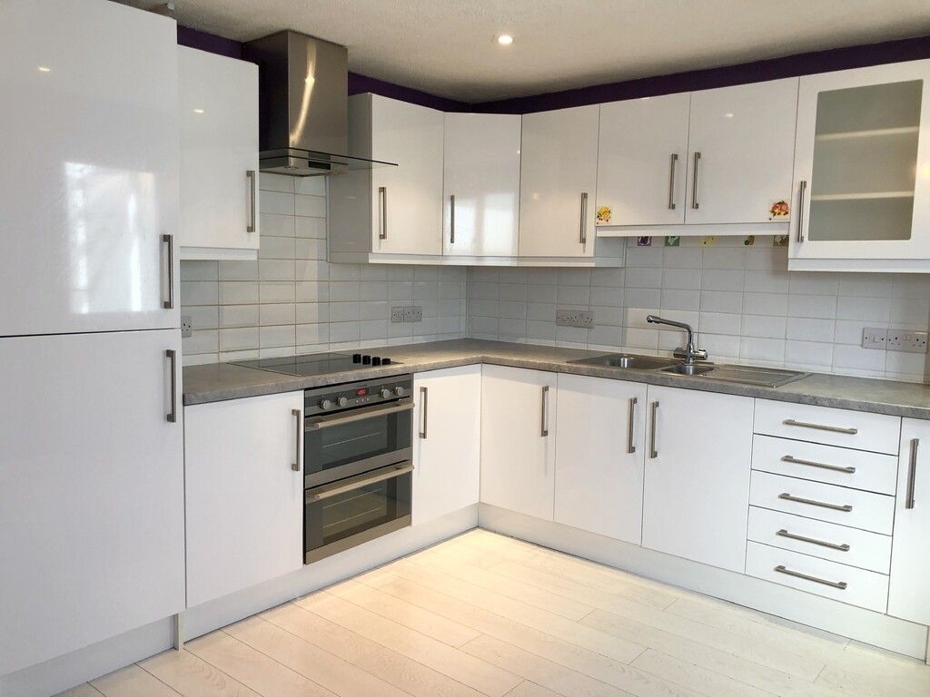 Property photo 2 of 10 Kitchen