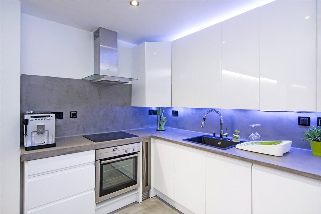Property photo 2 of 7 Kitchen