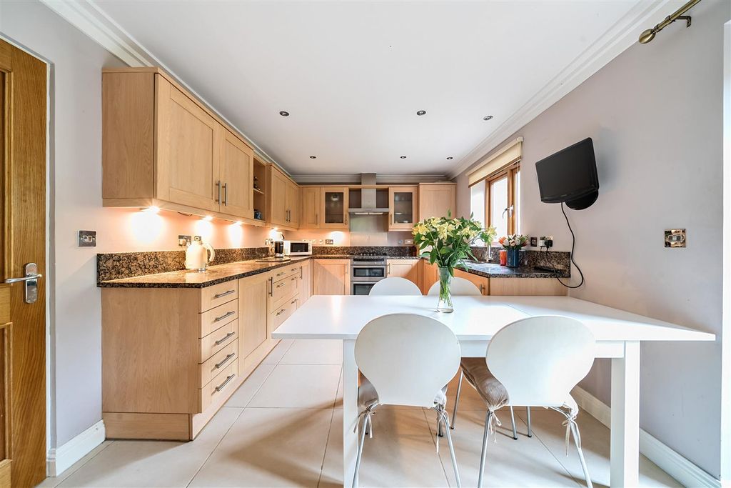 Property photo 3 of 17 Kitchen/Dining Room