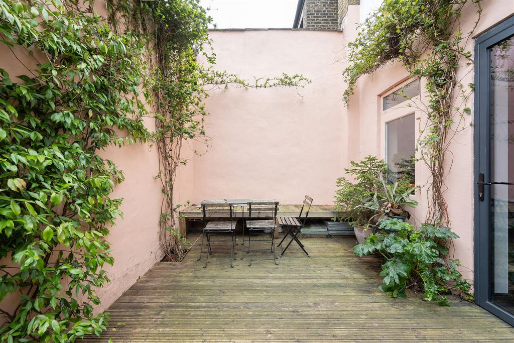 Property photo 2 of 31 Neville Road E7