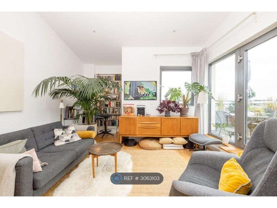 Property photo 1 of 13 Living Room