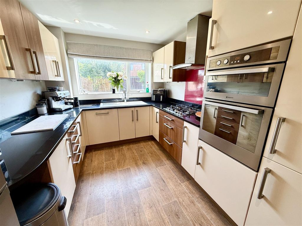 Property photo 3 of 23 Kitchen