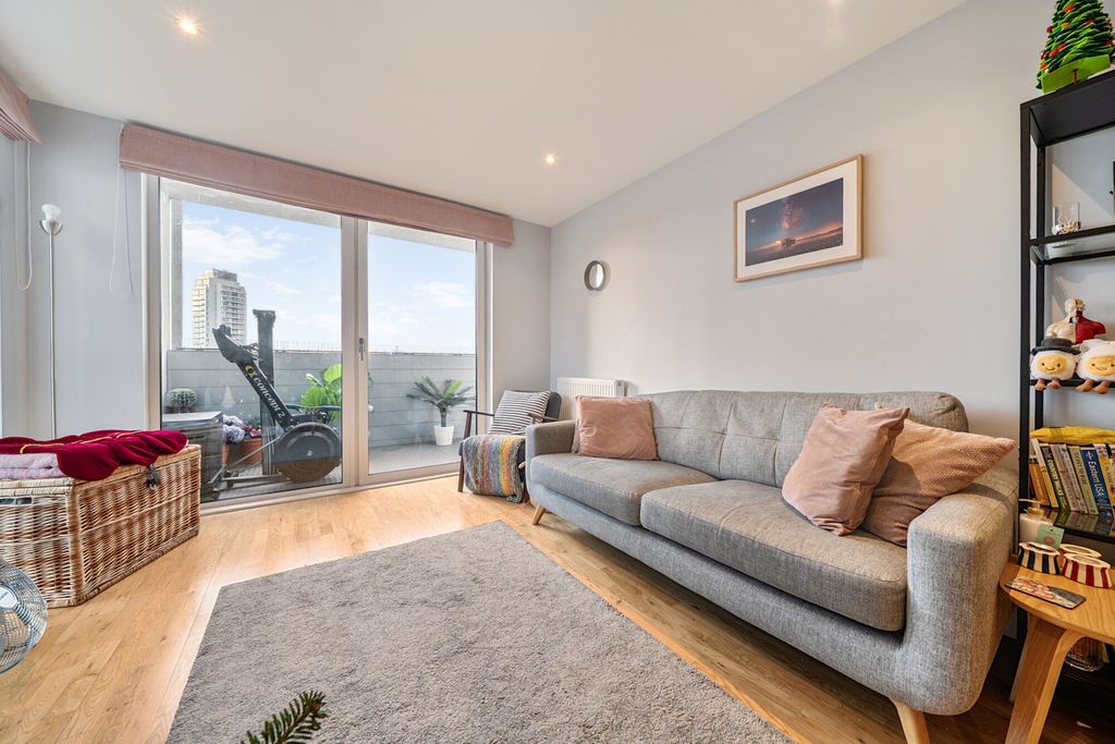 Property photo 3 of 20 Reception