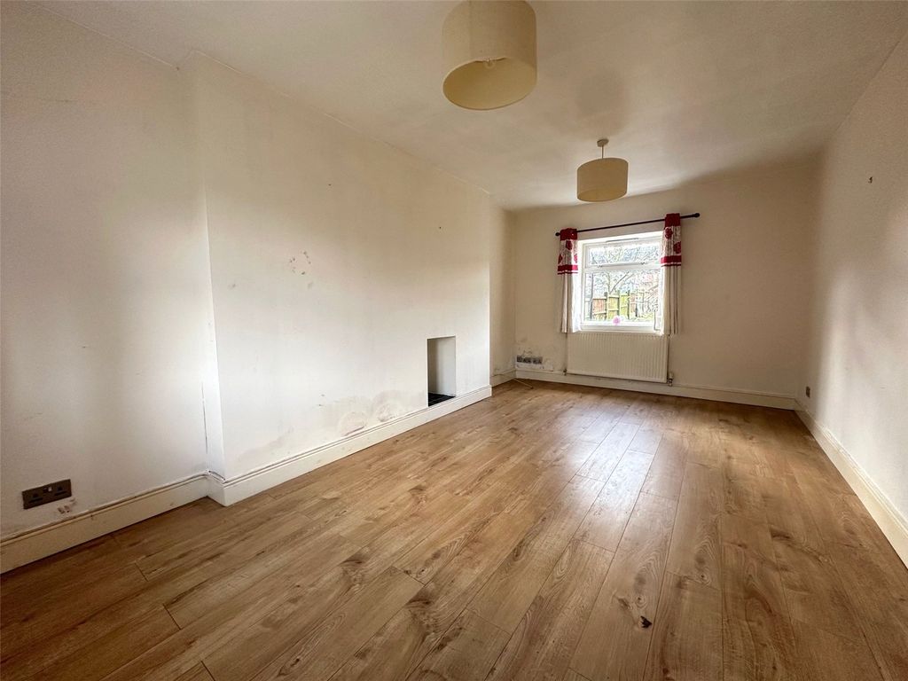 Property photo 3 of 19 Lounge