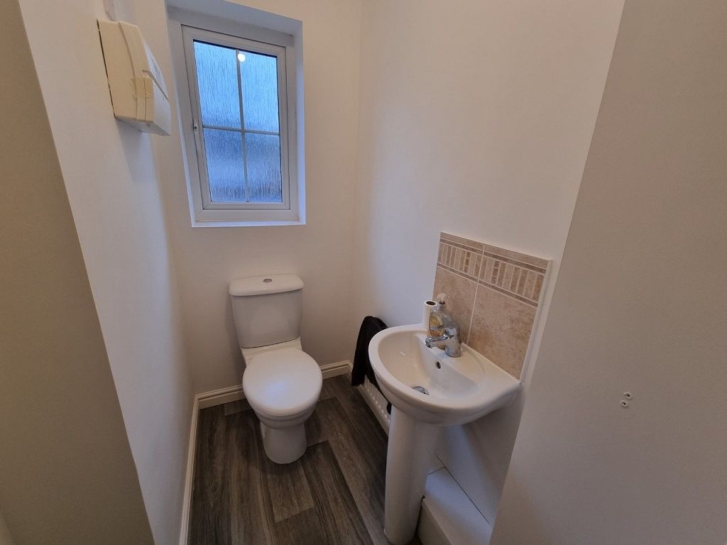 Property photo 2 of 12 Cloakroom