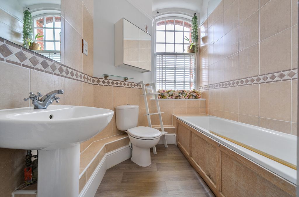 Property photo 2 of 14 1407740-14-698220...