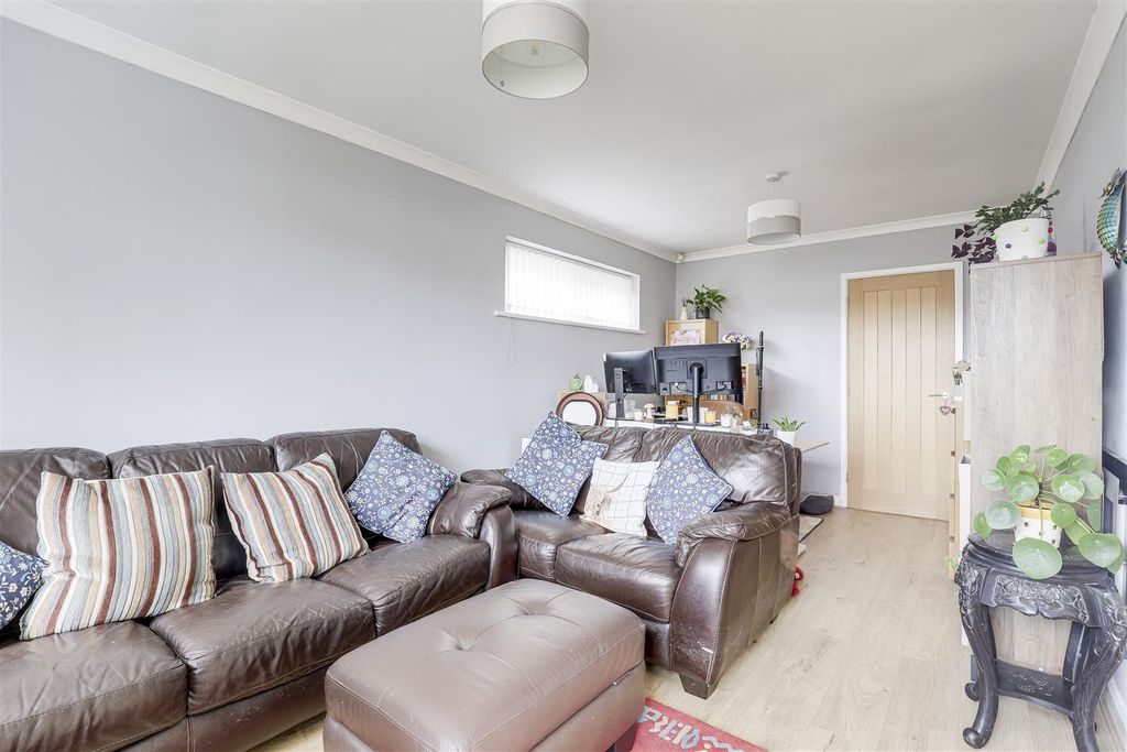 Property photo 3 of 17 10070.Jpg