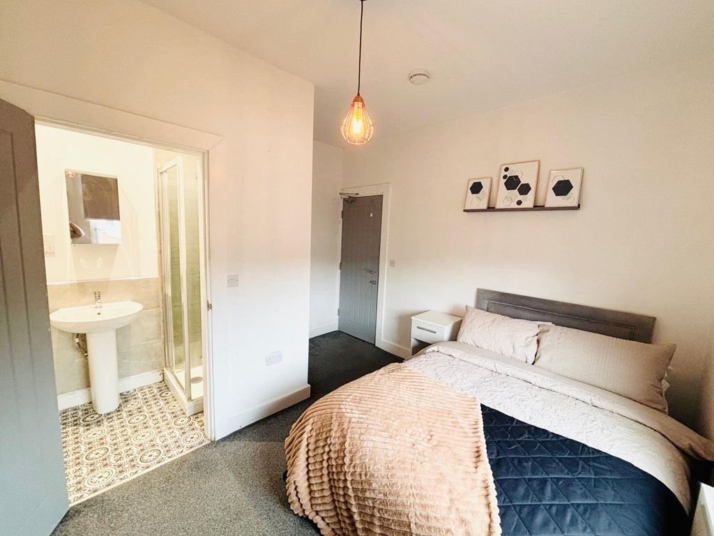 Property photo 1 of 12 Cambridge Street, Castleford