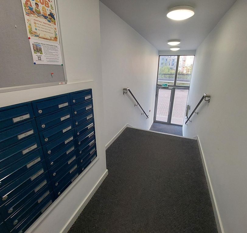 Property photo 2 of 11 Communal Entrance