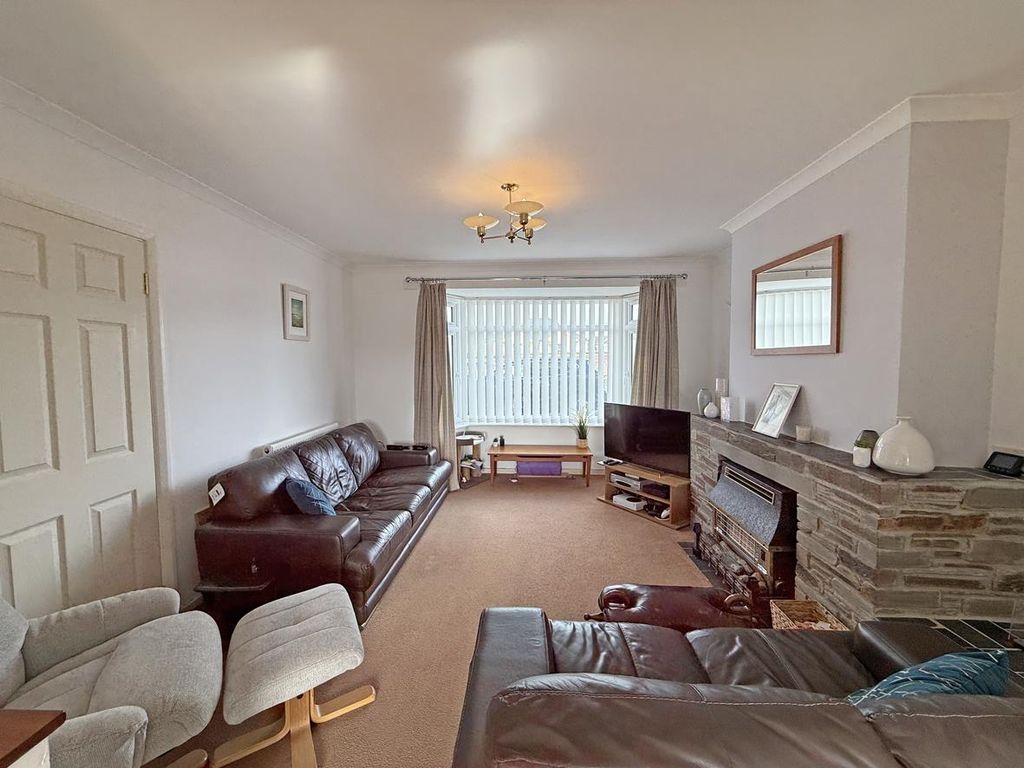 Property photo 2 of 15 Crownhill Road 149 - Lounge Front...Jpg