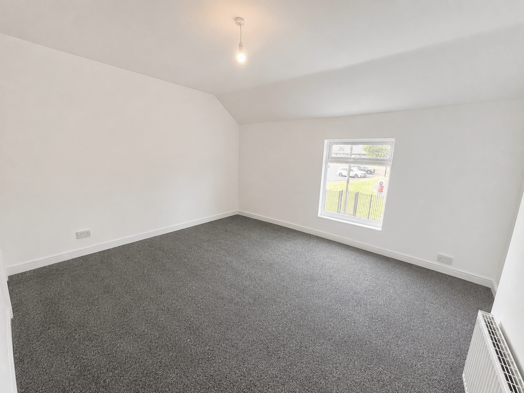 Property photo 3 of 8 Master Brit