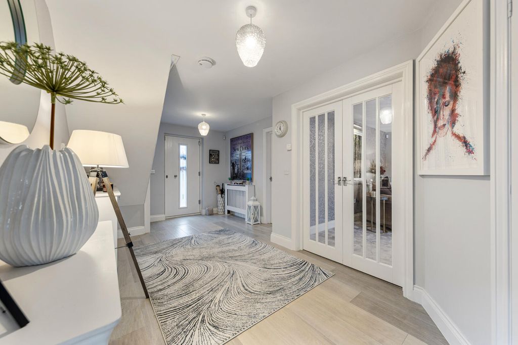 Property photo 2 of 21 Hallway