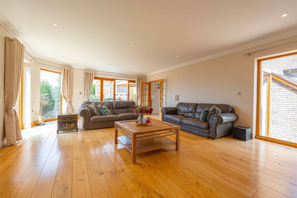Property photo 3 of 88