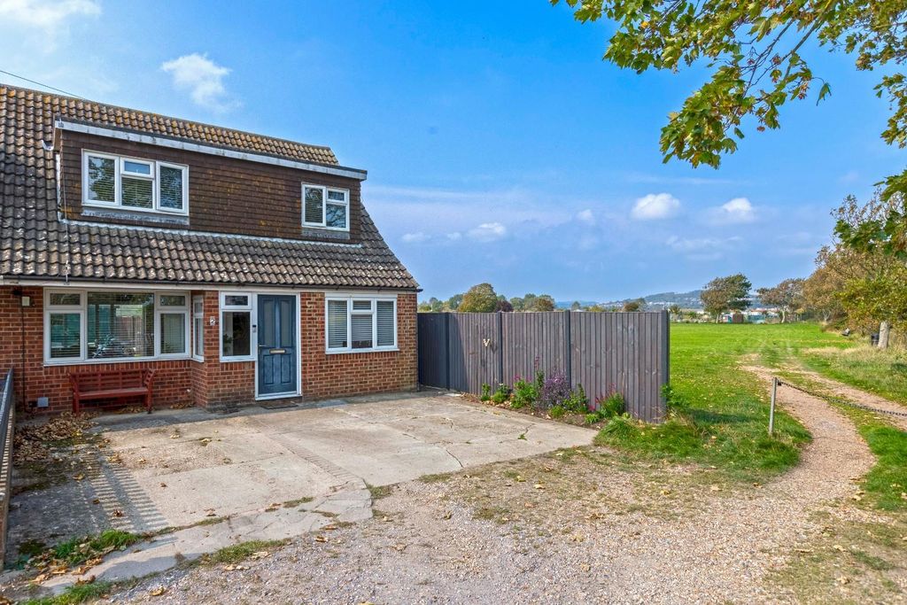 Property photo 1 of 26 2 Sussex Close_25.Jpg