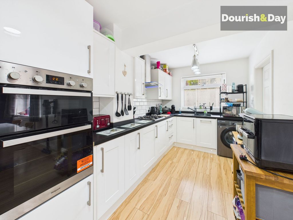 Property photo 3 of 11 Kitchen Area
