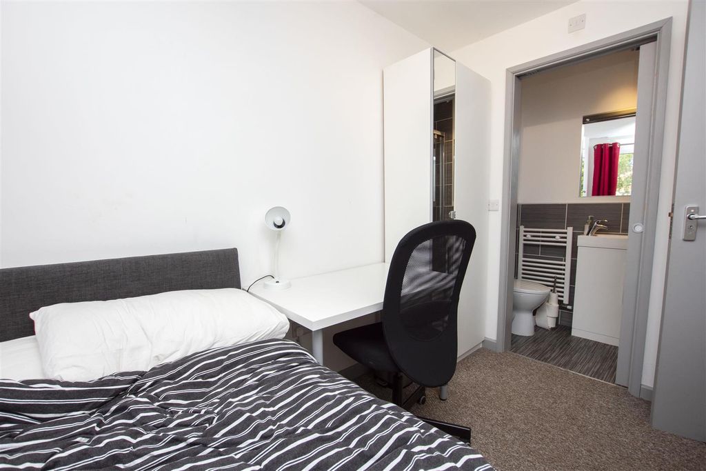 Property photo 3 of 11 Approach