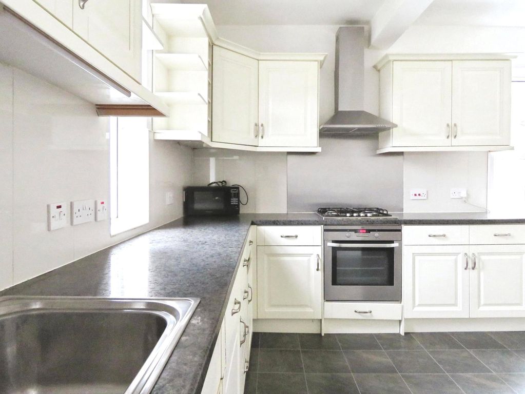 Property photo 3 of 25 Kitchen