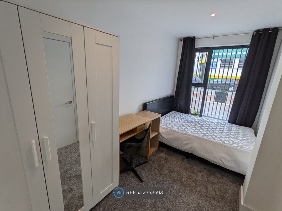 Property photo 2 of 5 Double Room Available For Rent